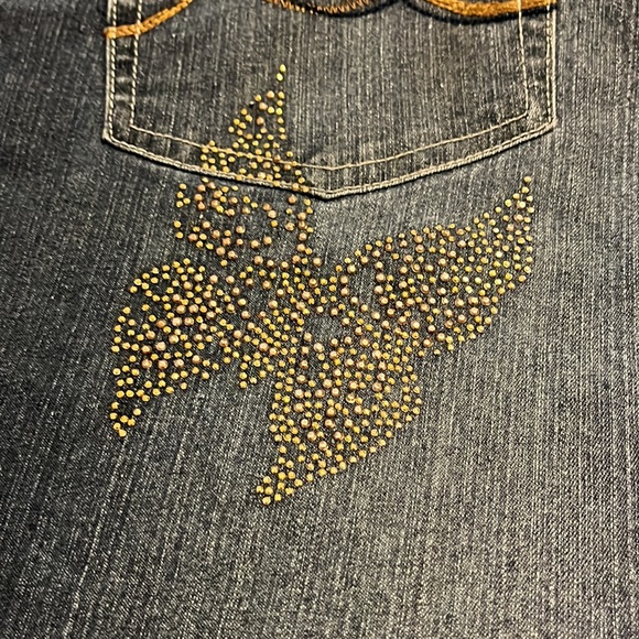 🦋 Super Cute Embellished Cropped Jeans - Picture 2 of 7